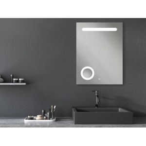 Rechteckiger Jokey LED-Leuchtspiegel Oxford, 60x80 cm, mit integriertem Vergrößerungsspiegel im Badezimmer.