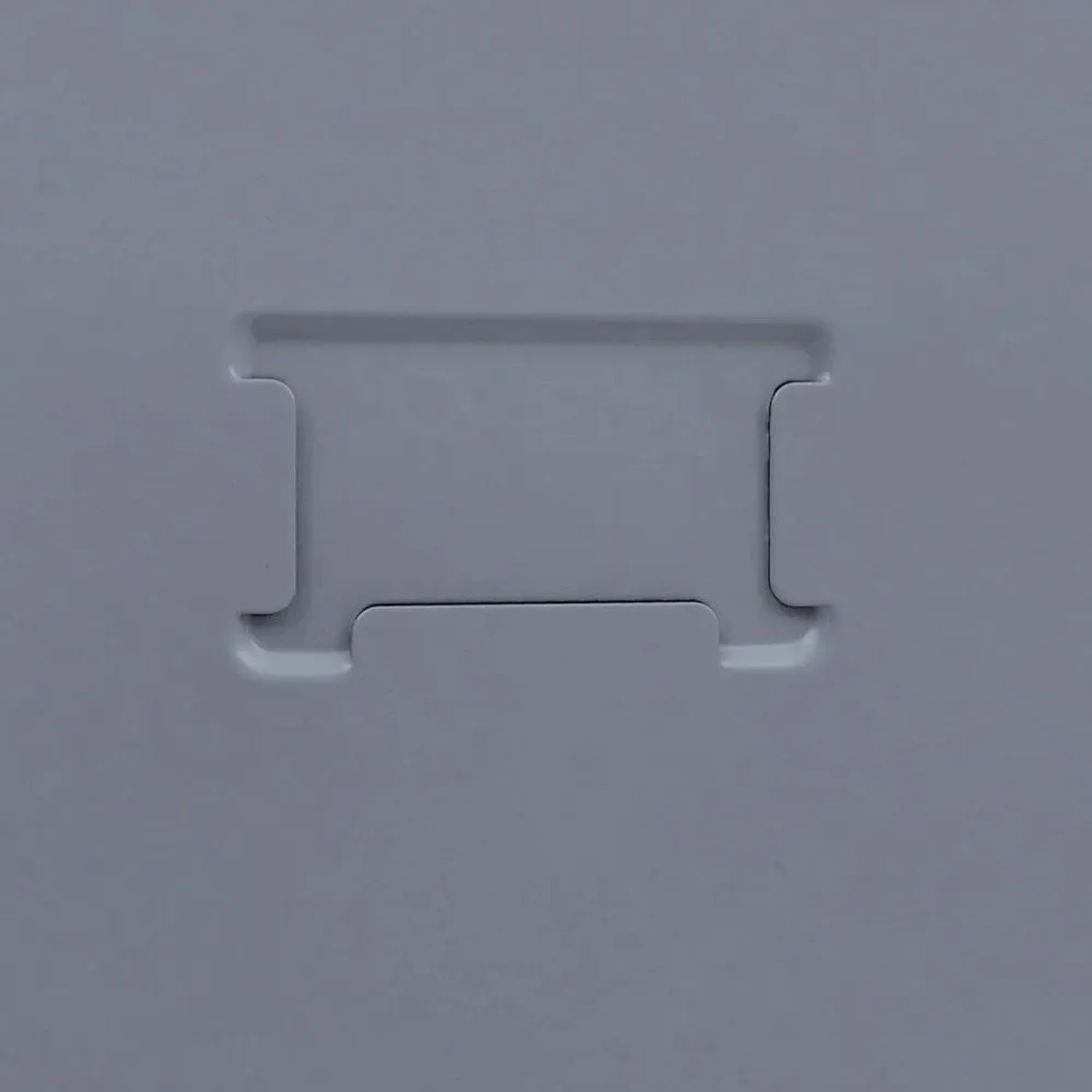 Detailaufnahme Etikettenhalter am grauen MCW Spind P63 Büroschrank.