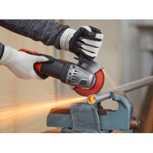 Black+Decker Winkelschleifer BEG210 im Einsatz beim Schleifen eines Metallrohrs.
