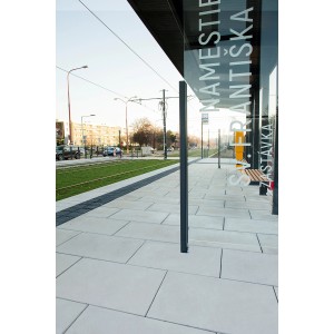 Premac Pflaster City XL grau-weiß, 8x50x50 cm, verlegt an einer Haltestelle.