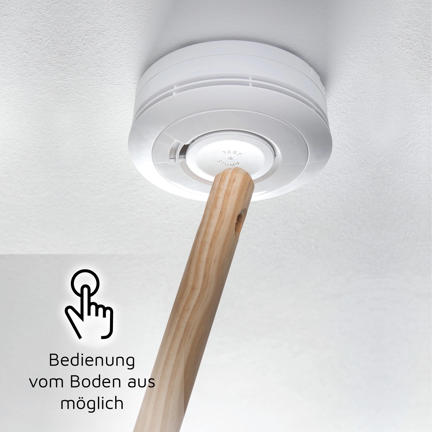 Ei Electronics Rauchmelder Ei650 wird mit Stock vom Boden aus bedient.