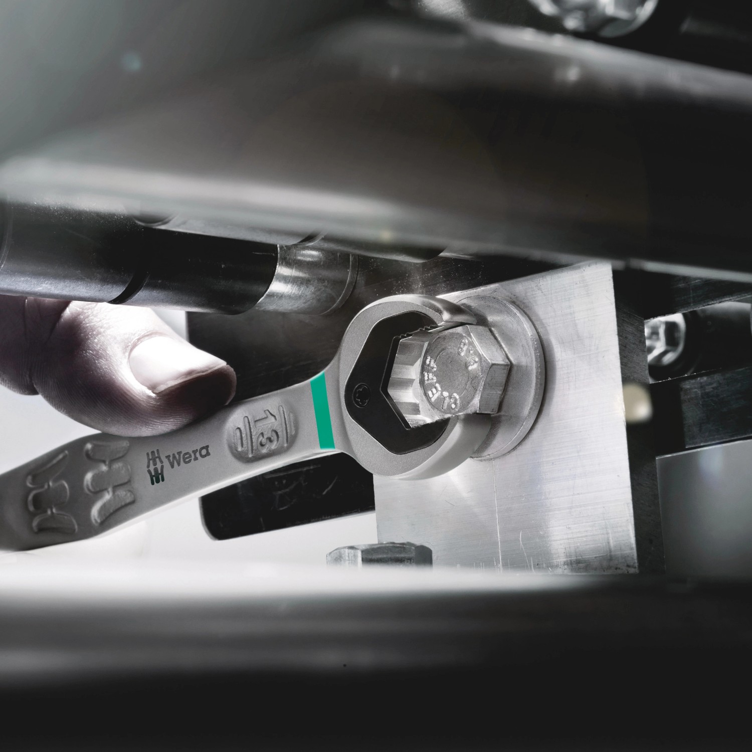 Wera Maul-Ringratschenschlüssel Joker 13 mm im Einsatz an einer Sechskantschraube.