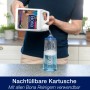 Bona Parkettreiniger Nachfüllkanister (4 l) beim Nachfüllen einer Kartusche.