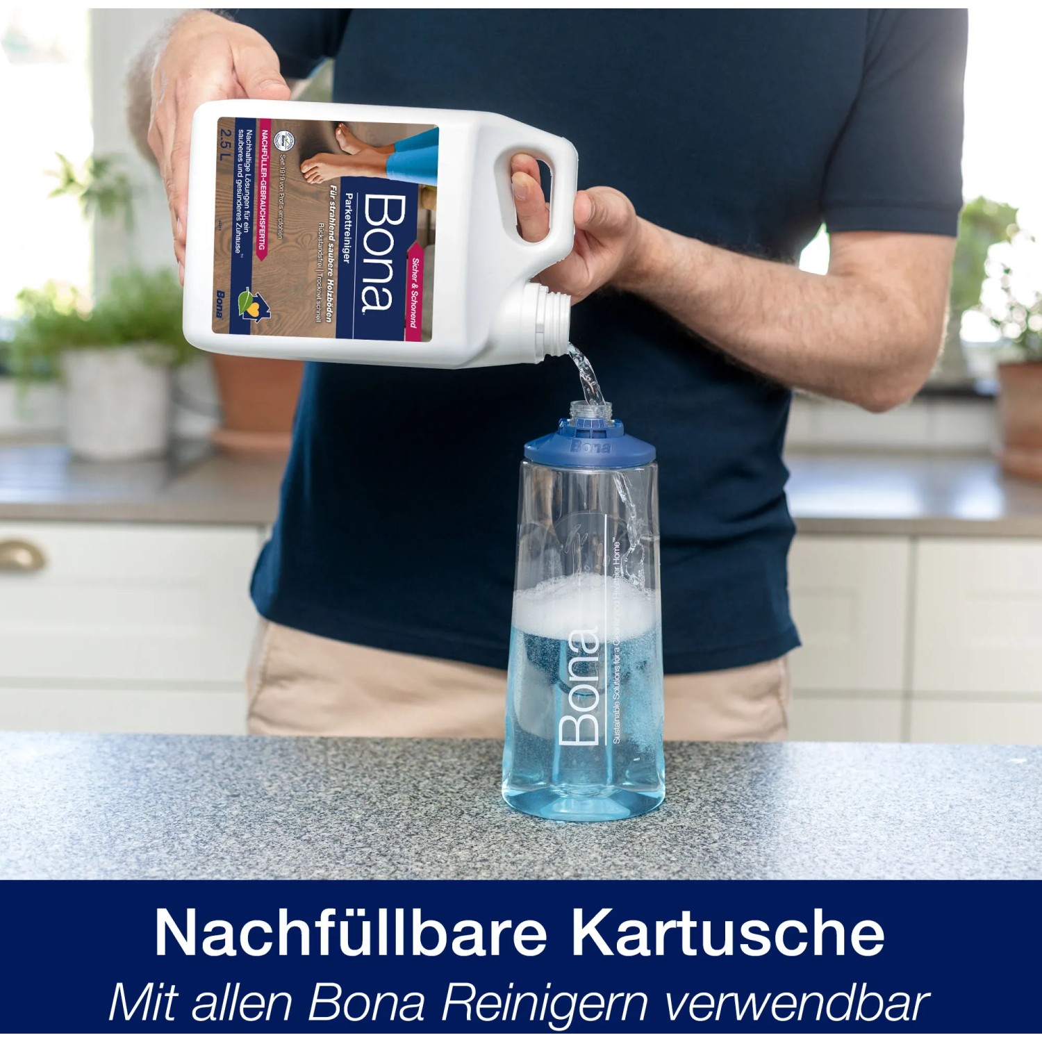 Bona Parkettreiniger Nachfüllkanister (4 l) beim Nachfüllen einer Kartusche.