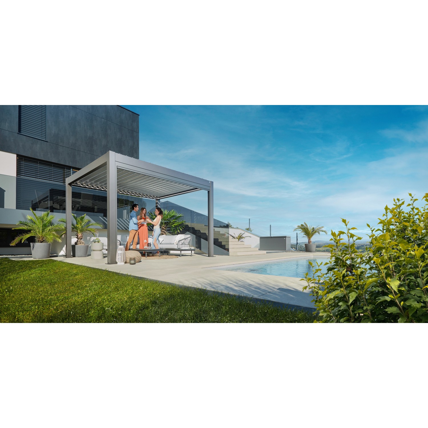 Moderne Biohort Pergola in Quarzgrau-Metallic im Garten mit Pool und entspannten Personen.