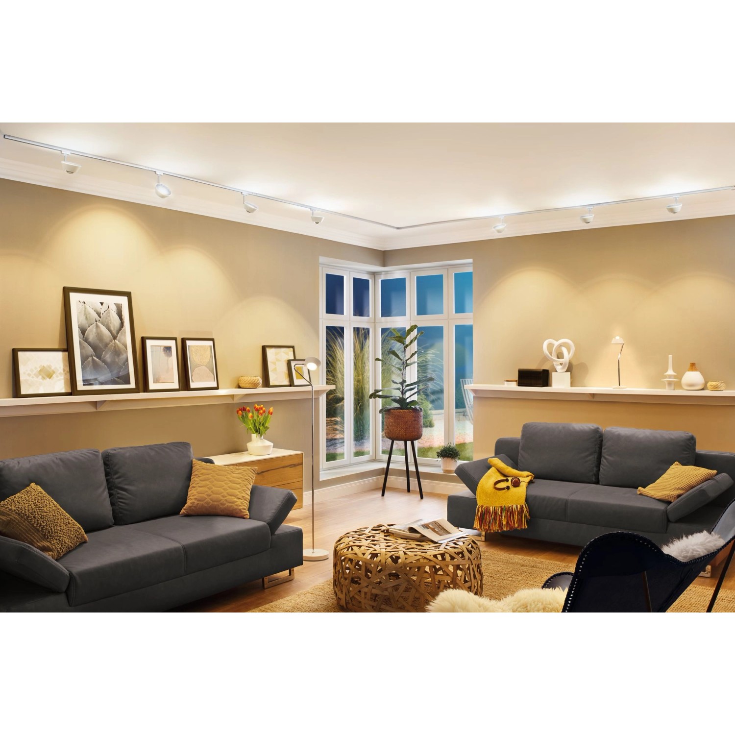 Wohnzimmer mit URail Schienensystem und LED Spot Sabik, weiß matt, dimmbar.