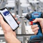 Bosch Professional Akku-Drehschlagschrauber GDR 18V-210 C mit Smartphone-App in Nutzung.