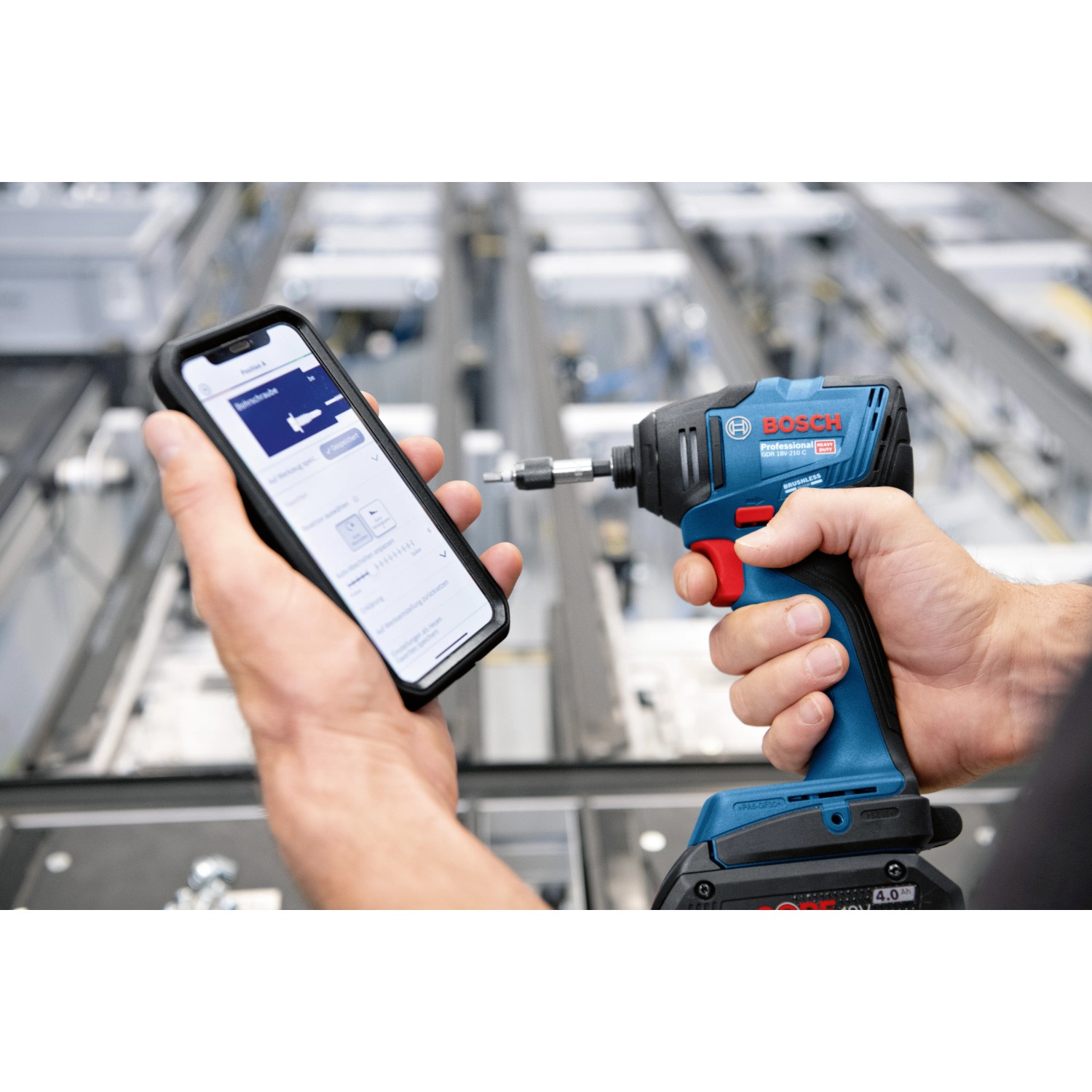 Bosch Professional Akku-Drehschlagschrauber GDR 18V-210 C mit Smartphone-App in Nutzung.