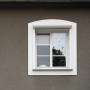 Fenster mit d-c-fix Spiegel-Sichtschutzfolie, die tagsüber vor Blicken schützt.