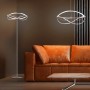 Moderne Trio LED Pendelleuchte Charivari in Nickel matt über Esstisch und als Stehleuchte im Wohnzimmer.