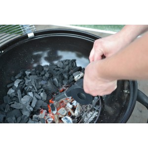 Handgebläse zum Anzünden von Grillkohle im Holzkohlegrill. Grillutensil mit Metallspitze.