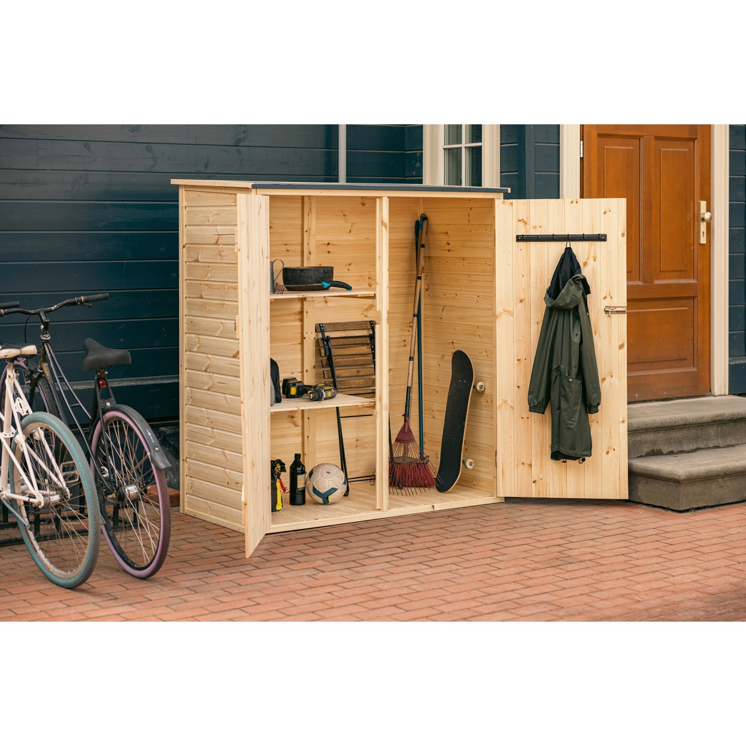 Upyard Garten-Geräteschuppen (150x70cm) aus Holz mit Regalen und Gartenzubehör.