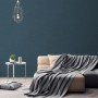 Wohnraum mit blauer A.S. Création Vliestapete mit leichter Wischoptik an der Wand.