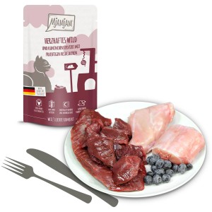 Mjamjam Katzen-Nassfutter Quetschie Wild & Kaninchen mit Heidelbeeren, servierfertig auf einem Teller.