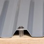 Detailaufnahme: Graue PVC-Dachplatten des Weka Flachdach-Doppelcarports mit Befestigung.