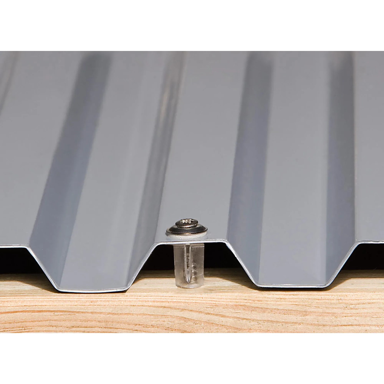 Detailaufnahme: Graue PVC-Dachplatten des Weka Flachdach-Doppelcarports mit Befestigung.