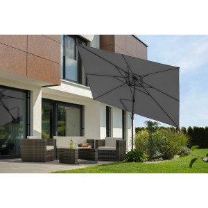 Anthrazitfarbener Schneider Ampelschirm 350 cm mit Kurbel über einer Sitzgruppe im Garten.