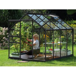 Schwarzes Vitavia Gewächshaus Venus 5000 mit Frau bei der Pflanzenpflege. 5 m² Fläche.