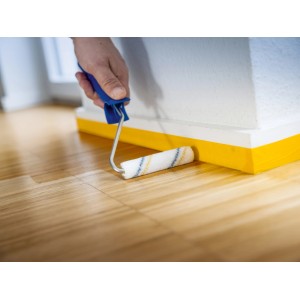 Lack Farbroller von LUX PRO in Blau-Gelb (10 cm) im Einsatz beim Lackieren einer Wand.