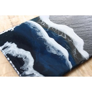 Nahaufnahme einer mit CreativEpoxy Resin erstellten Dekoration mit blau-weißen Farbverläufen.