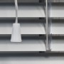 Detailaufnahme der silbernen Aluminium Jalousie Burgos (50x160 cm) mit Zugschnur und Lamellen.
