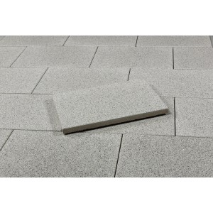 Seesteiner Terrassenplatte Vera Granit, 60x40 cm, auf verlegter Fläche. Gehwegplatte mit Edelsplitt-Einstreuung.