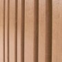 Beige Holz-Schiebetür des MCW TV-Racks M48 mit vertikalen Rillen. Detail der strukturierten Oberfläche für TV-Schränke.