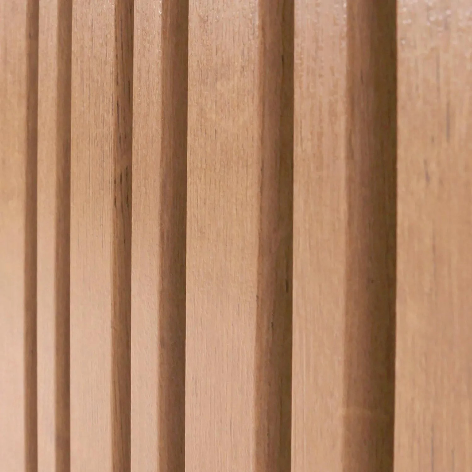 Beige Holz-Schiebetür des MCW TV-Racks M48 mit vertikalen Rillen. Detail der strukturierten Oberfläche für TV-Schränke.