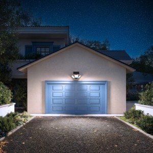 Schwarzer Philips Zyren Solar LED-Außenstrahler mit Bewegungssensor beleuchtet Garage.