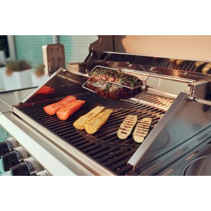 Edelstahl Grillspieß mit Fleisch auf Enders Boston Black 6 Gasgrill, dazu Gemüse.