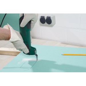 LUX Tauchsägeblatt im Einsatz: Multitool sägt präzise in eine grüne Platte. Weiteres Zubehör für Sägen.