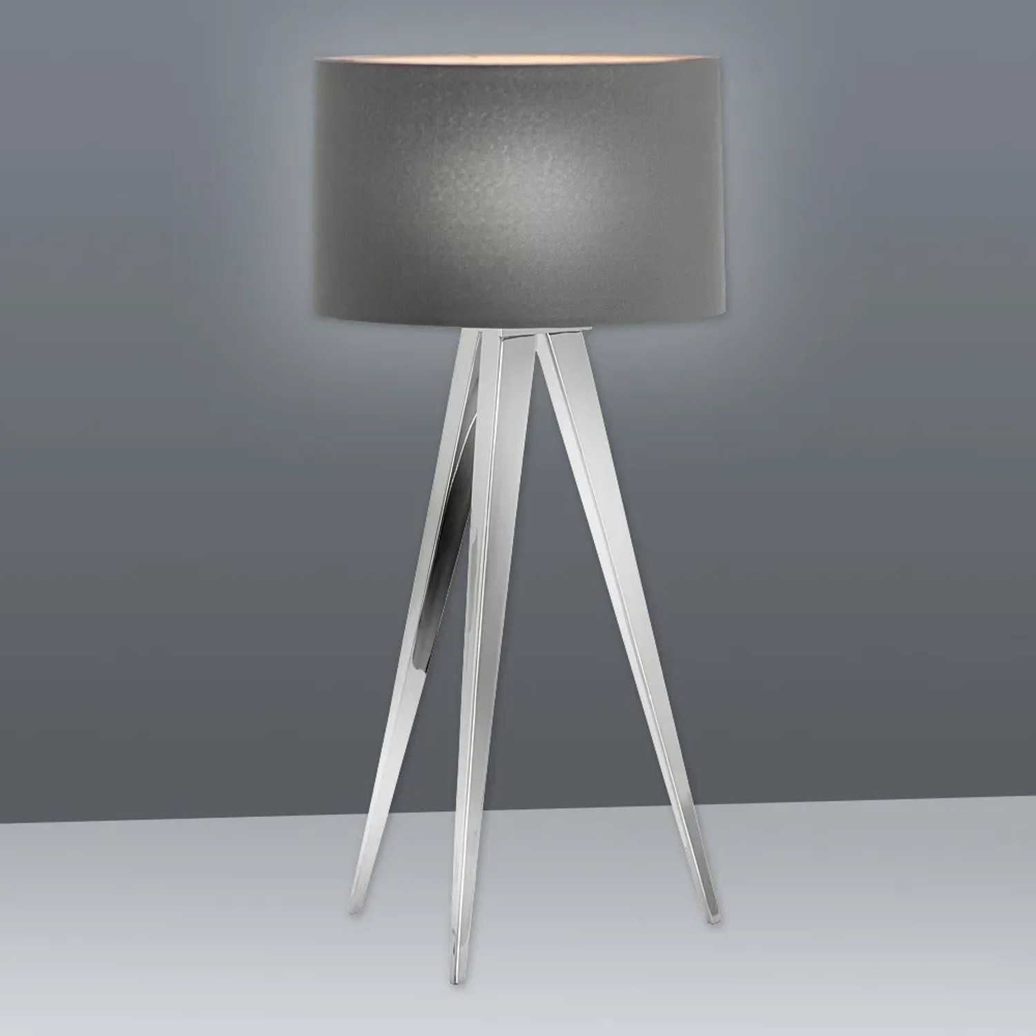 Graue Näve Tischleuchte mit 3-Bein Stativfuß, 61,5 cm hoch. Design-Tischlampe für Wohnzimmer.