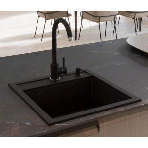 Schwarzer Helika Einbau-Seifenspender (350 ml) neben Spüle und Armatur.