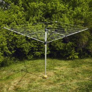 Juwel Wäschespinne Comfort Plus 600 mit Eindreh-Bodenhülse im Garten.