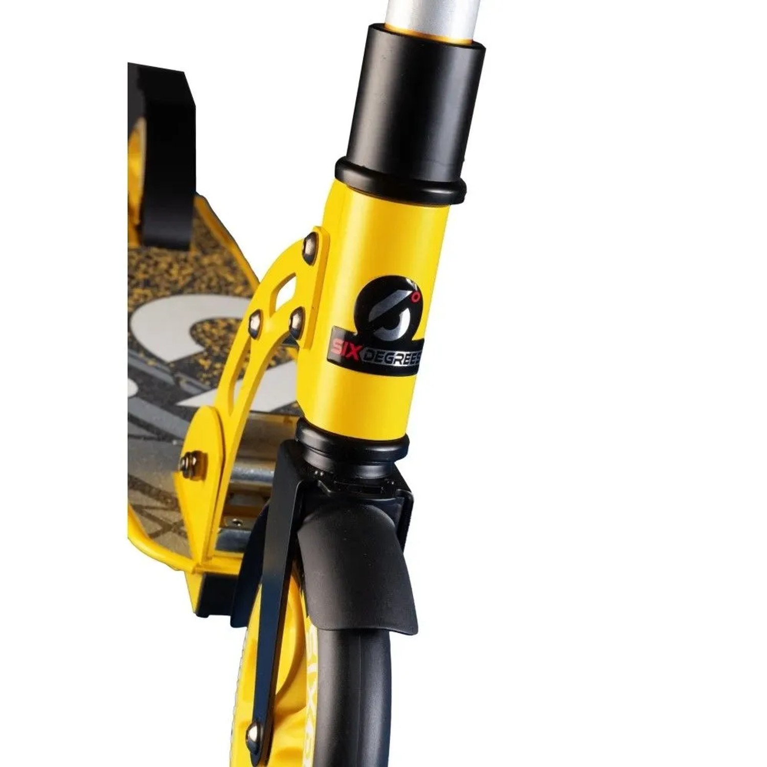 Gelber Six Degrees Aluminium Scooter Junior. Nahaufnahme der Lenkstange mit Logo, Schutzblech und Vorderrad. Sport & Fitness.