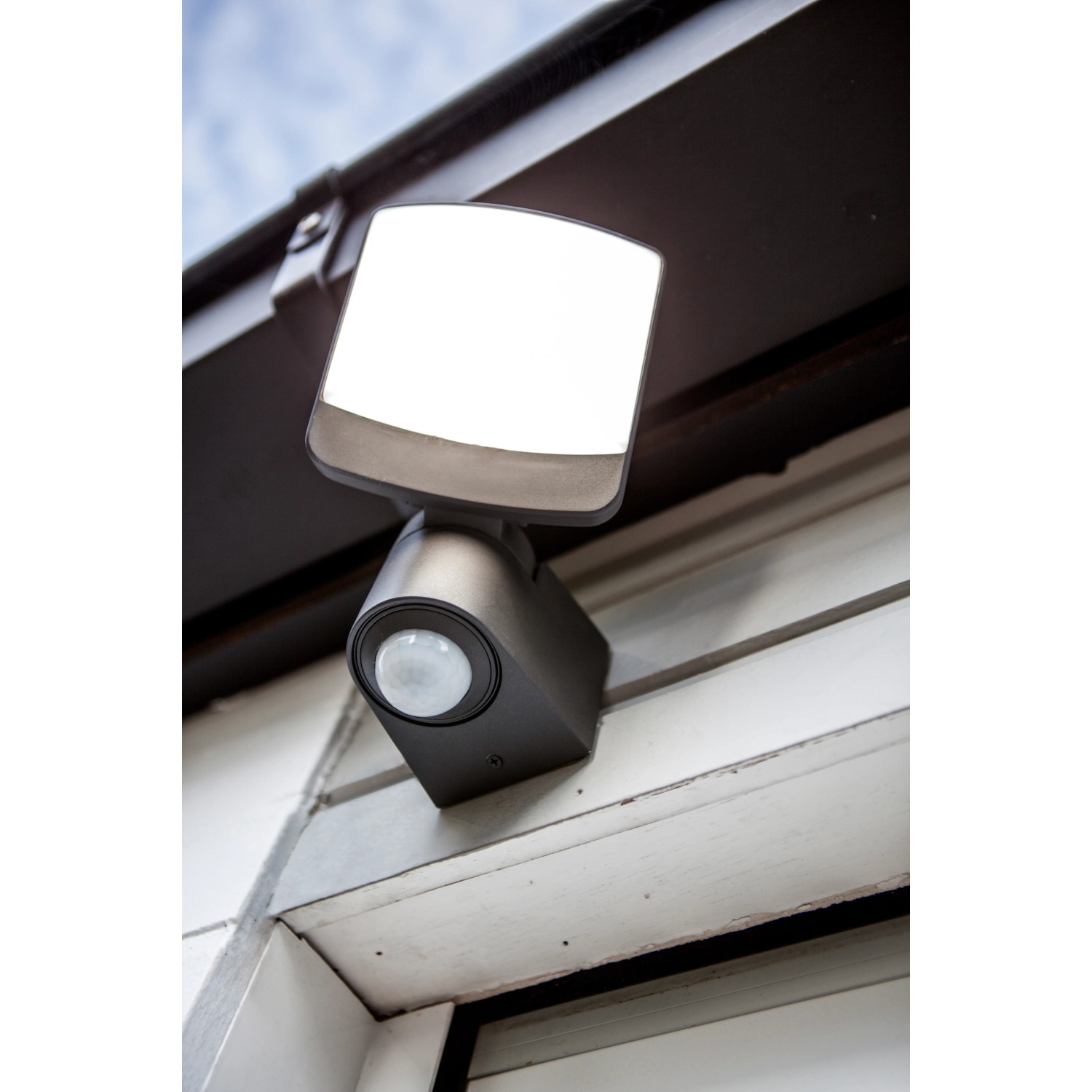 Lutec LED-Außenstrahler Sunshine mit schwenkbarem Kopf und Bewegungssensor.