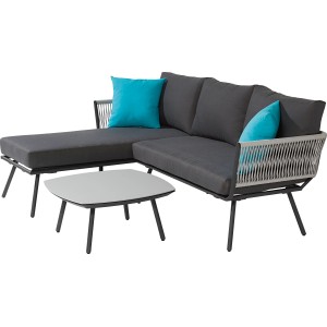 3-teilige graue Sofa-Gruppe Willow Lake mit Tisch, Auflagen und blauen Kissen.