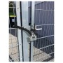 Basi Kettenschloss ZR 321: Schwarze ummantelte Stahlkette mit Blockschloss sichert ein graues Metalltor. Robustes Fahrradschloss.