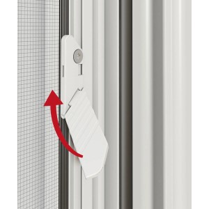 Detailaufnahme: Weißer Windhager Insektenschutzrahmen mit Schwenkgriff am Fenster.