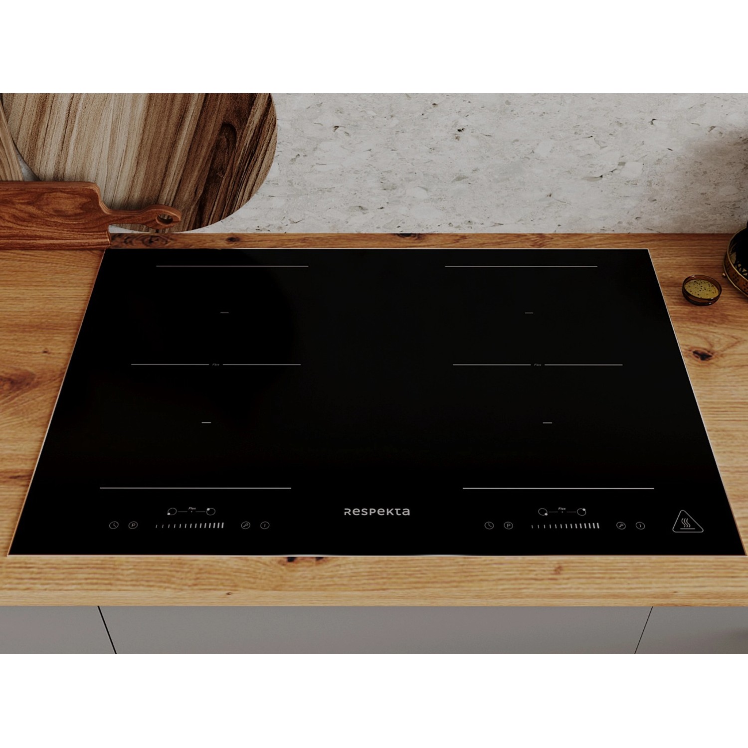 Schwarzes Respekta Induktionskochfeld Joel aus einem Backofen-Set, eingelassen in eine Holzarbeitsplatte.