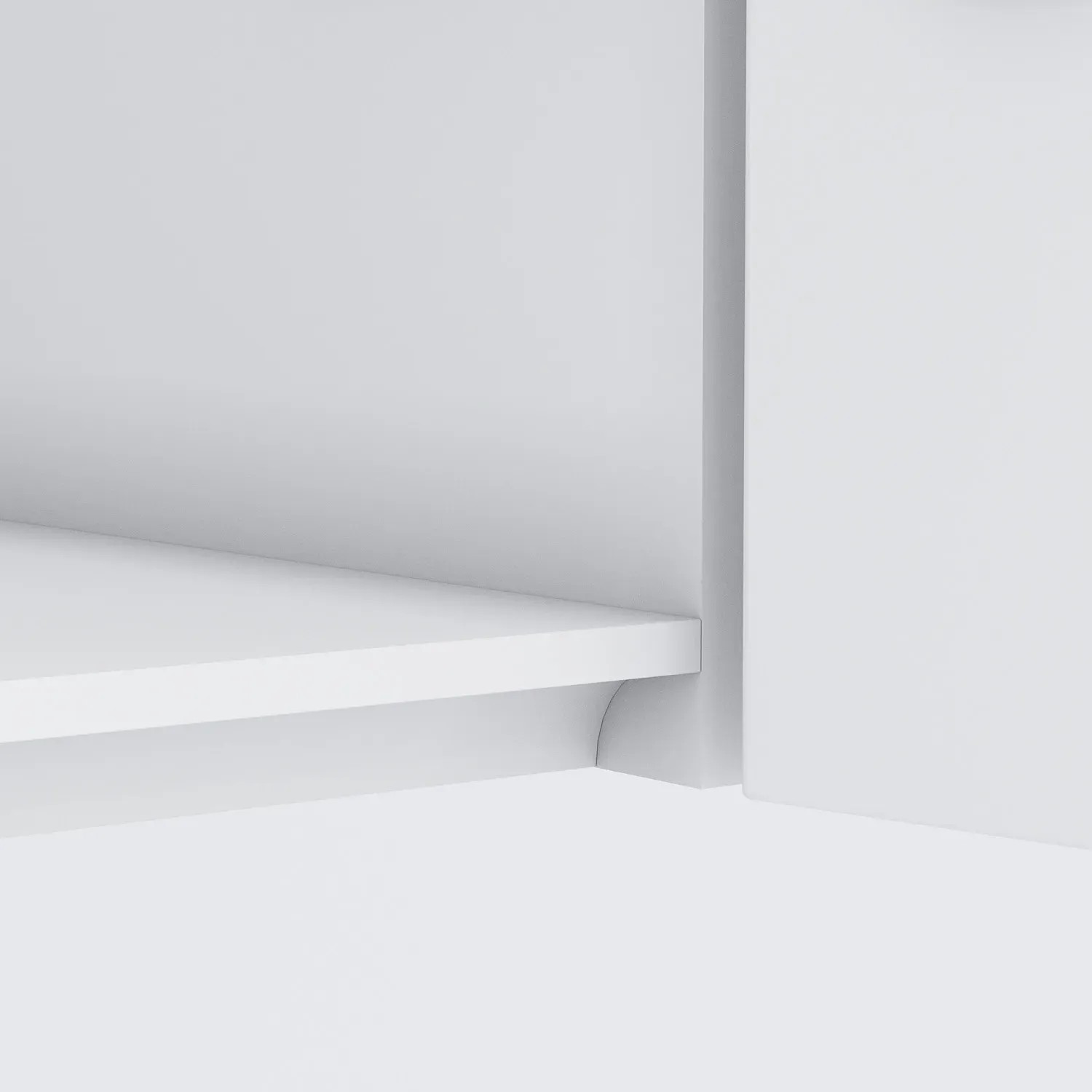 Detailaufnahme: Helles Regal und Schrank einer Held Möbel Küchenzeile Turin.