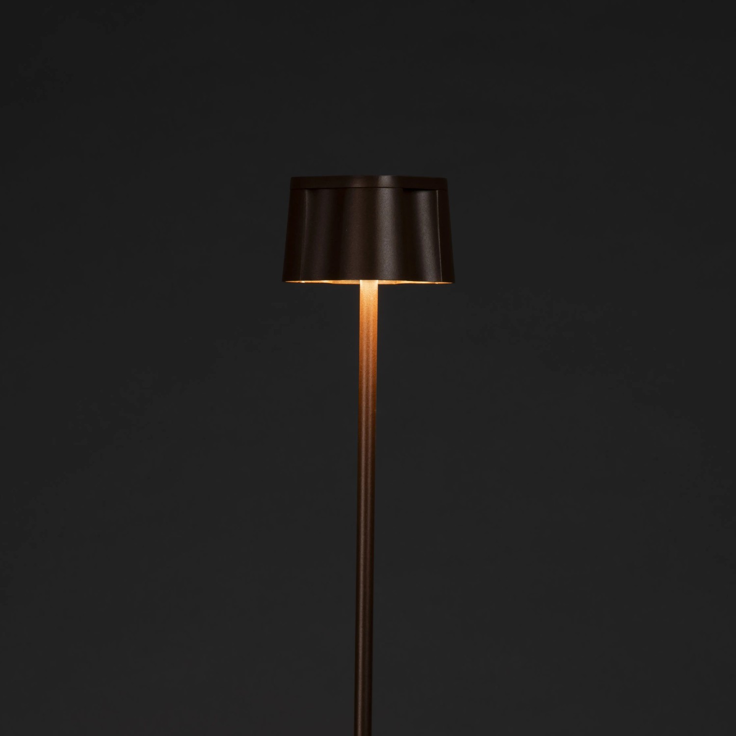 Rostfarbene Konstsmide LED Stehleuchte Nice, 120cm, für Innen- und Außenbereich.