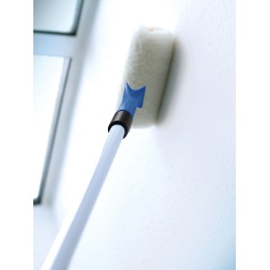 LUX Farbroller Kunstfell 25 cm mit Teleskopstange beim Streichen einer Wand.