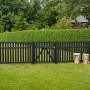 Schwarzes Nadelholz Gartentor Country, 100x98cm, im Garten mit Rasen und Hecke.