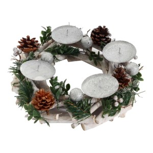 Silberner Adventskranz mit Kerzenhaltern, Tannenzapfen und Kugeln als Weihnachtsdekoration.