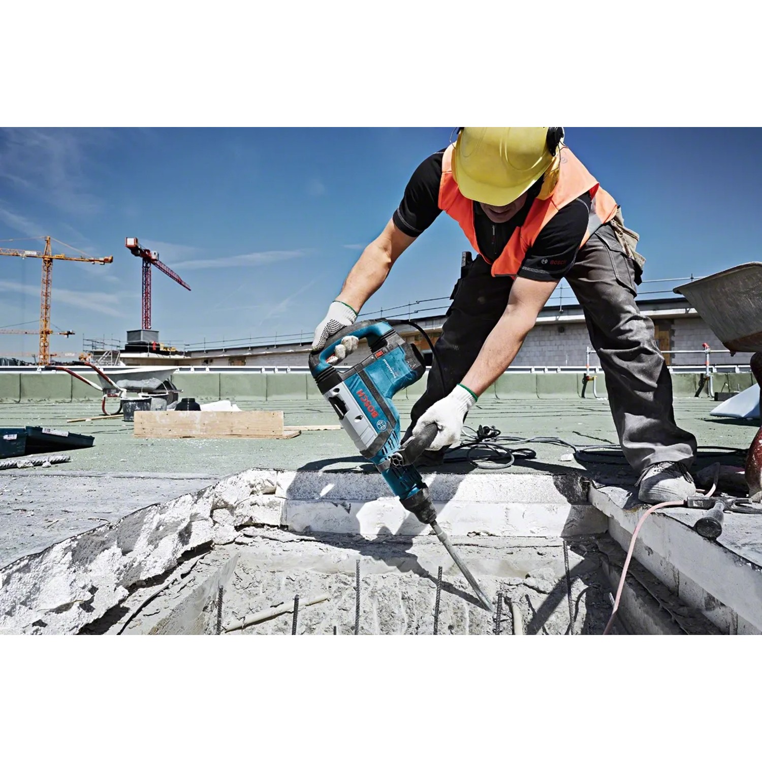Bosch Professional GSH 7 VC Schlaghammer im Einsatz beim Abbruch von Beton.