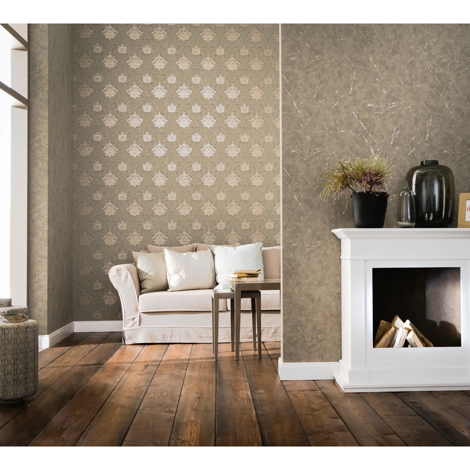 Wohnraum mit brauner Vliestapete La Veneziana III mit Putzstruktur und Damastmuster.