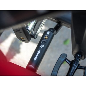 Detailaufnahme: Schnellverschluss am Eufab Amber 3 Fahrradträger für Anhängerkupplung.