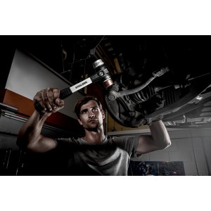 Mann benutzt Halder Schonhammer (Kupfer/Weichmetall) mit Fiberglasstiel an einem Auto.