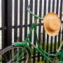 Schwarzer Sichtschutzzaun Nagano aus Nadelholz mit Fahrrad und Hut im Garten.
